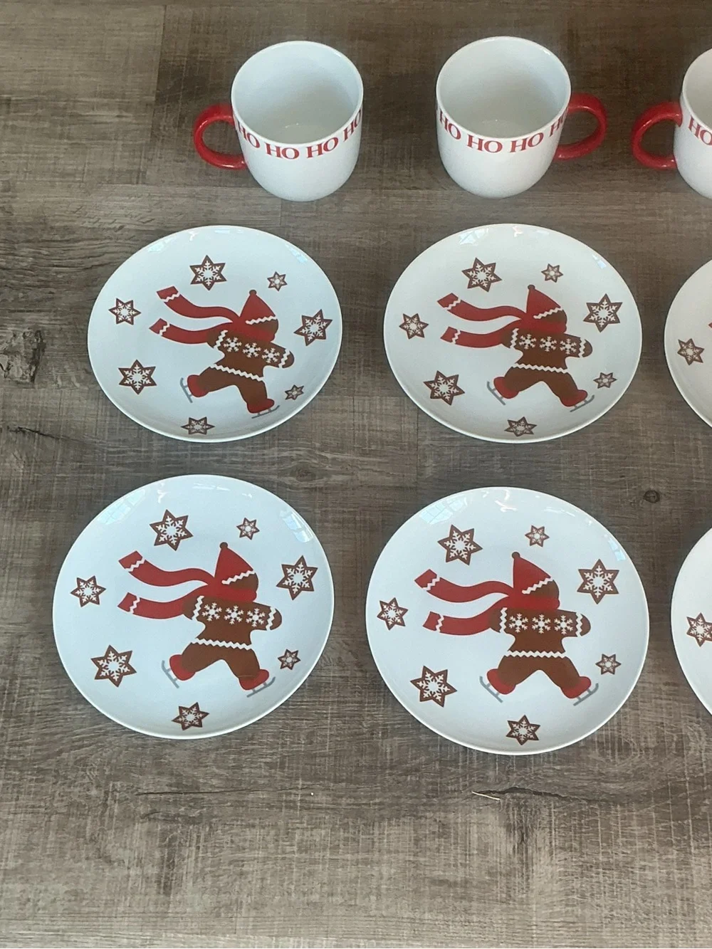 Crate & Barrel Ice Skating Gingerbread Man Holiday Set – 6 Plates 3 Mugs
